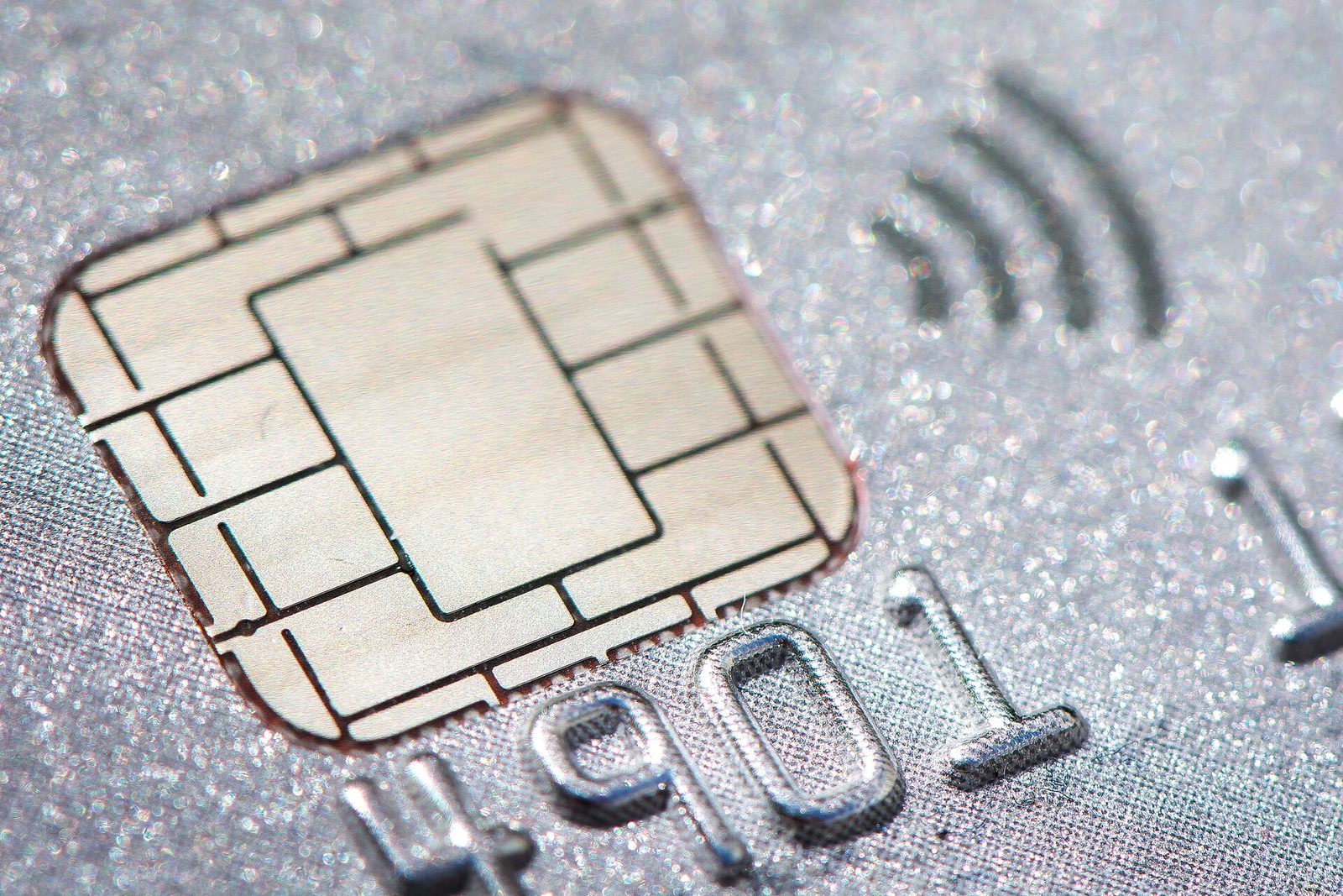 Chip EMV con simbolo contactless su una carta di pagamento