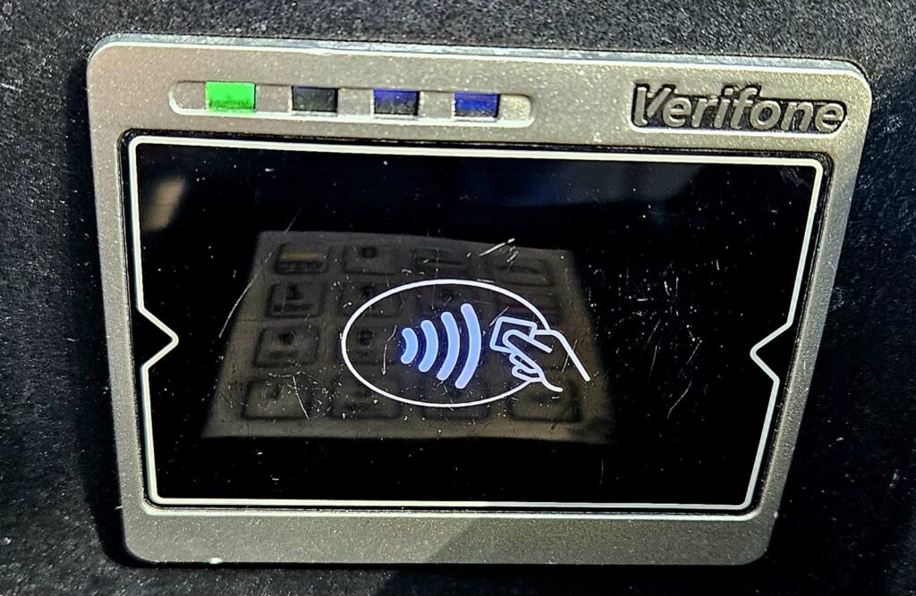 Terminale per pagamento contactless NFC su una pompa di carburante