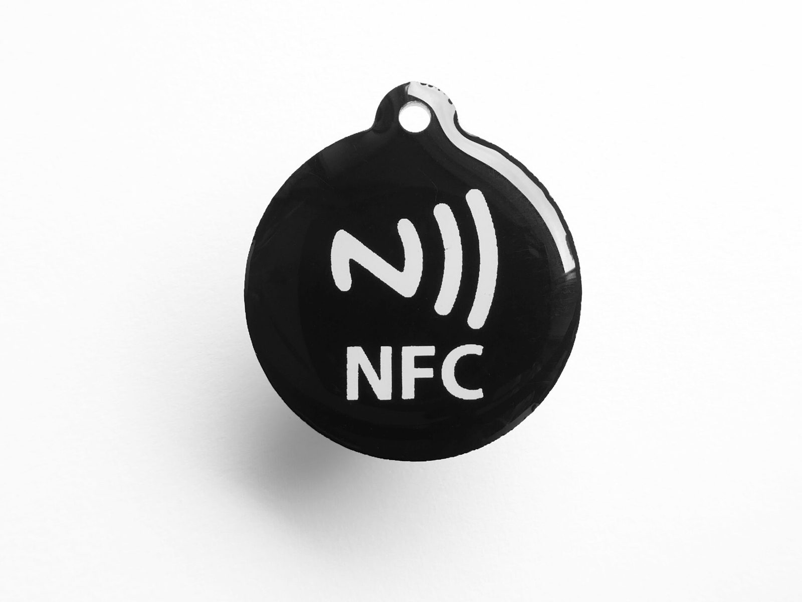 Tag NFC a forma di medaglietta con il logo NFC