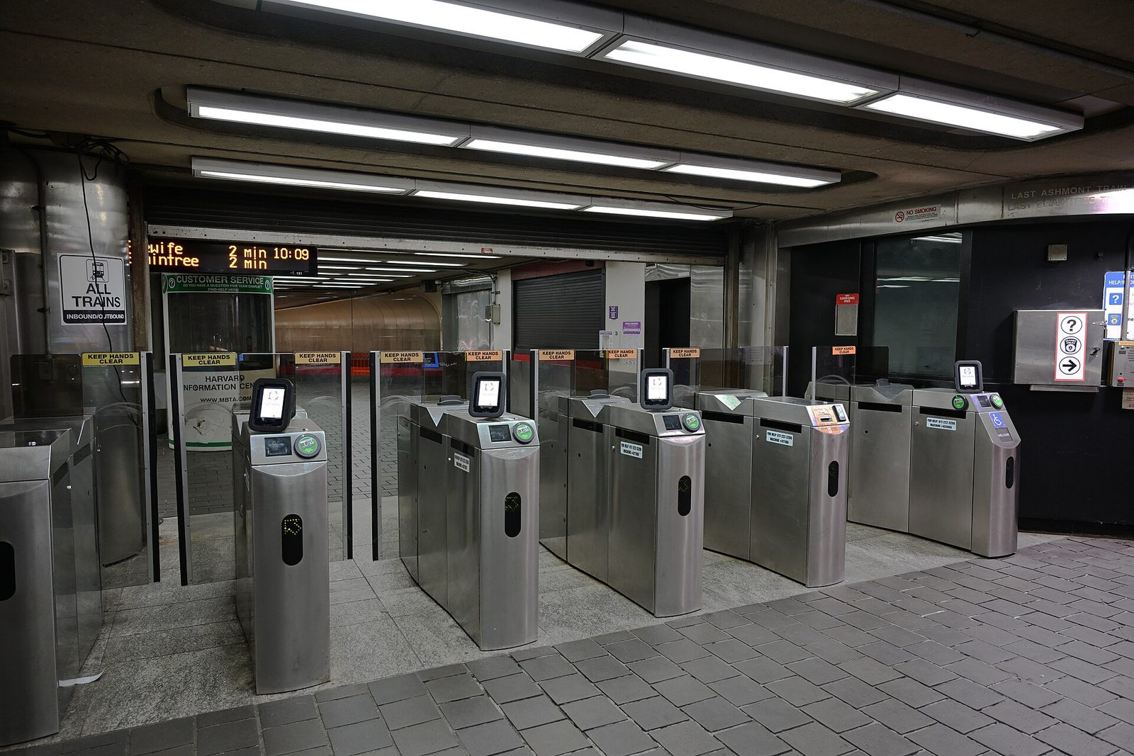 Tornelli della metropolitana con lettori contactless NFC