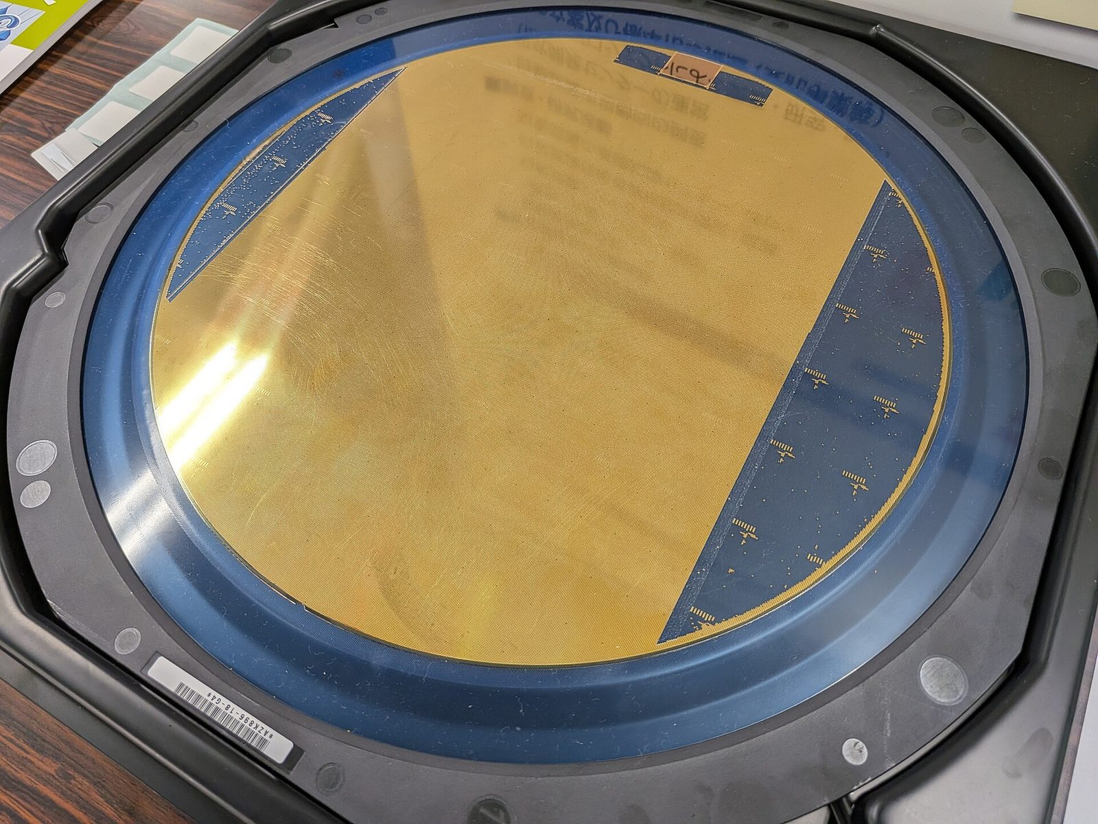 Wafer di silicio con circuiti integrati, alla base delle origini delle carte a chip